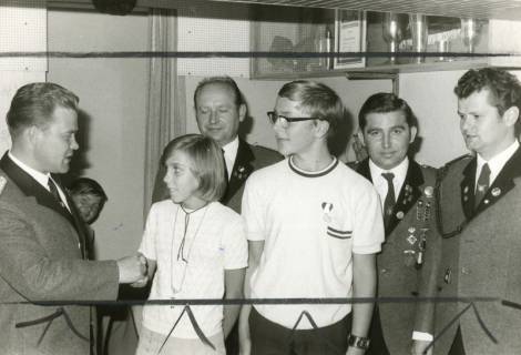 ARH Slg. Bartling 2298, Ehrung von zwei jungen Schützen durch Erhardt Klang (links) im Beisein von drei weiteren Schützen (rechts: Bodo Bryzinsski), Neustadt a. Rbge., 1970
