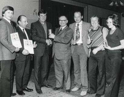 ARH Slg. Bartling 2305, Überreichung von (unterschiedlich großen) Pokalen und Urkunden an fünf Sportschützen und eine Schützin, Neustadt a. Rbge., 1974