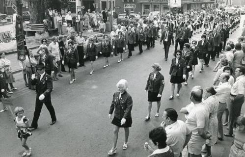 ARH Slg. Bartling 2312, Neustädter Sportschützen in Uniform beim Festmarsch durch die Marktstraße, dahinter der Fanfarenzug "Robin Hood", Neustadt a. Rbge., 1974