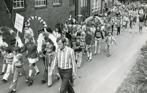 ARH Slg. Bartling 2314, Umzug der Kinder mit Blumenbögen beim Erntefest des Kleingärtnervereins Neustadt e. V, Neustadt a. Rgbe., 1974