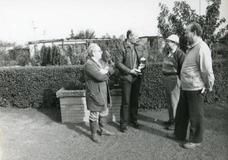 ARH Slg. Bartling 2320, Gruppe von vier Männern auf einem Weg im Gelände des Kleingärtnervereins an der Jahnstraße stehend, Neustadt a. Rbge., 1972