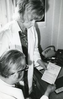 ARH Slg. Bartling 2321, Leiter des staatlichen Gesundheitsamtes Dr. Simon Kaindl am Schreibtisch sitzend, Neustadt a. Rbge., 1972