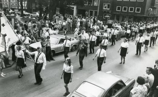 ARH Slg. Bartling 2328, DRK-Mitglieder beim Festmarsch über die Marktstraße, vorweg die Fahne, getragen von Heinz Wollner, Neustadt a. Rbge., um 1975