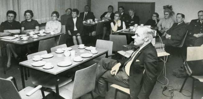 ARH Slg. Bartling 2329, DRK-Mitglieder am gedeckten Kaffeetisch, einem unsichtbaren Redner beim Diavortrag lauschend, Neustadt a. Rbge., 1971