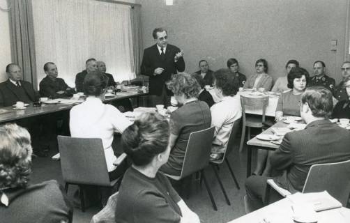 ARH Slg. Bartling 2330, DRK-Mitglieder im Gemeinschaftsraum am gedeckten Kaffeetisch sitzend, in der Mitte ein Redner stehend, Neustadt a. Rbge., 1974