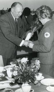 ARH Slg. Bartling 2332, Verabschiedung von Frau Asche mit Überreichung eines Blumengebindes durch den DRK-Kreisvorsitzenden Dr. Friedrich Homann, Neustadt a. Rbge., 1969