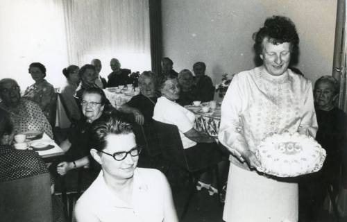 ARH Slg. Bartling 2333, Kaffeekränzchen von älteren Damen mit Überreichung einer Jubiläumstorte an Dina Maria Leopold, DRK-Kreisverband, Neustadt a. Rbge., 1970