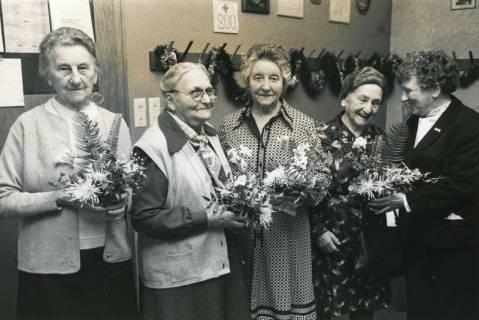 ARH Slg. Bartling 2339, Überreichung von Blumensträußen an vier ältere Damen für langjährige Mitgliedschaft durch Dina Maria Leopold (re.), DRK-Kreisverband, Neustadt a. Rbge., um 1975