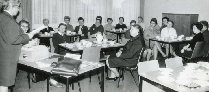 ARH Slg. Bartling 2349, DRK-Frauen an einer Kaffee-Tafel sitzend bei einer Schulung, Neustadt a. Rbge, 1969