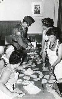 ARH Slg. Bartling 2351, Vier Frauen und ein uniformierter Mann am Tisch Brote schmierend und belegend für die Übungsteilnehmer(?), DRK-Kreisverband, Neustadt a. Rbge., 1971