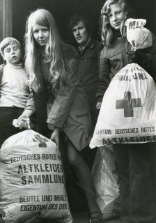 ARH Slg. Bartling 2357, Jugendliche Mitglieder des DRK-Neustadt beim Verladen der gesammelten Altkleider in einen Güterwaggon am Bahnhof, Neustadt a. Rbge., 1973