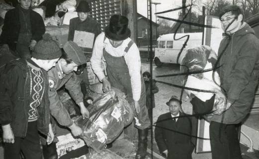 ARH Slg. Bartling 2360, Jugendliche Helfer beim Verladen der gesammelten Altkleider in den Güterwaggon am Bahnhof, DRK-Kreisverband, Neustadt a. Rbge., 1971