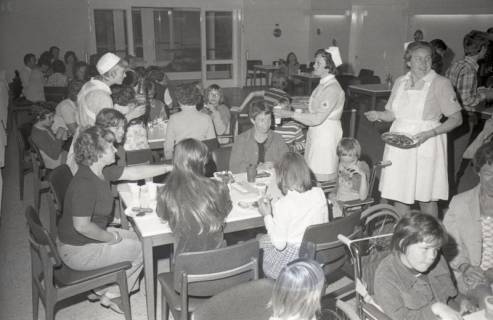 ARH Slg. Bartling 2373, Kinder und Jugendliche beim Mittagessen beim DRK-Kreisverband, Neustadt a. Rbge., ohne Datum