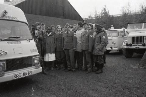 ARH Slg. Bartling 2386, Gruppenfoto der Mannschaft des DRK neben dem Rettungswagen, Neustadt a. Rbge., ohne Datum