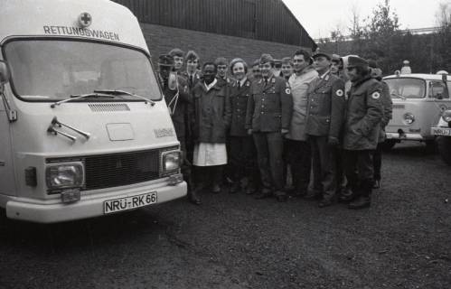 ARH Slg. Bartling 2387, Gruppenfoto der Mannschaft des DRK neben dem Rettungswagen, Neustadt a. Rbge., ohne Datum
