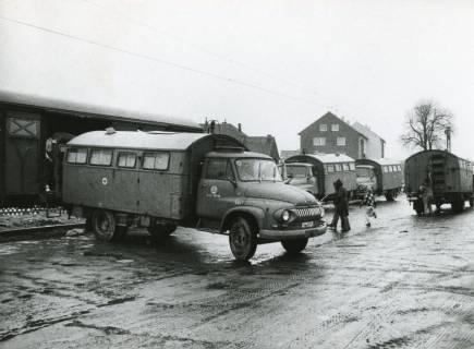 ARH Slg. Bartling 2394, Verladen der gesammelten Altkleider vom Ford-LKW in einen Güterwaggon am Bahnhof durch den DRK, Neustadt a. Rbge., um 1973