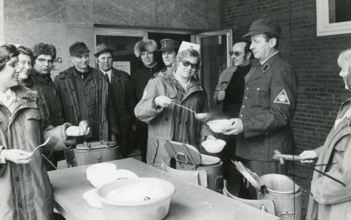 ARH Slg. Bartling 2395, Essensausgabe bei einer Übung des DRK-Kreisverbandes, Neustadt a. Rbge., 1973