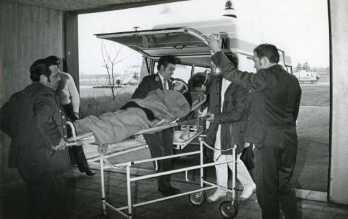 ARH Slg. Bartling 2396, Übergabe eines Schwerverletzten, der mit dem Hubschrauber eingeflogen wurde, vom Krankenwagen an das Krankenhaus, Neustadt a. Rbge., 1972
