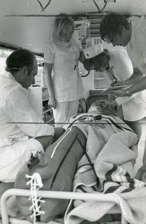 ARH Slg. Bartling 2397, Übung des DRK bei einer Bergung eines liegenden Schwerverletzten in der Rettungsstelle , Neustadt a. Rbge., 1973