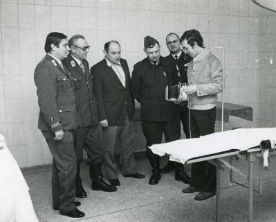 ARH Slg. Bartling 2398, Vorstellung eines Infusionsgeräts vor den Herren des DRK in einer Rettungsstation, Neustadt a. Rbge., 1972