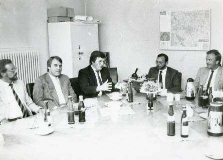 ARH Slg. Bartling 2415, Dr. Dietmar Kansy (1938-2018, MdB CDU) leitet eine Besprechung am Tisch mit vier Männern; in der Ecke hinter ihm ein Panzerschrank, Neustadt a. Rbge., um 1975