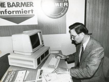 ARH Slg. Bartling 2417, Der Leiter der Barmer Ersatzkasse N. N. an einem Personal-Computer (PC) sitzend und schreibend, Neustadt a. Rbge., um 1980