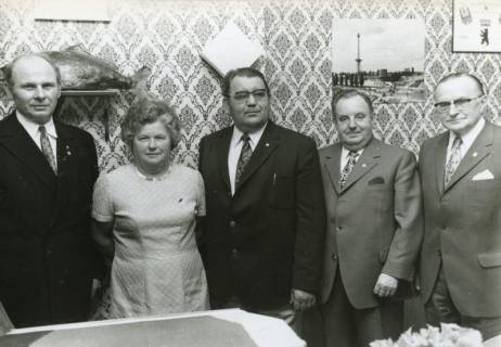 ARH Slg. Bartling 2427, Verleihung einer Ehrennadel des Reichsbundes an vier Männer und eine Frau (nebeneinander stehend vor einer Wand mit geblümter Tapete, Neustadt a. Rbge., um 1975