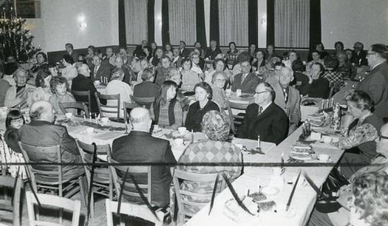 ARH Slg. Bartling 2433, Mitglieder des Reichsbundes bei einer Adventsfeier in einem Saal an langen Tischen sitzend, Neustadt a. Rbge., 1974