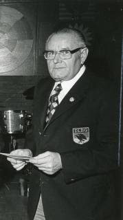 ARH Slg. Bartling 2434, Erich Burow, Kreisvorsitzender der DLRG, in Clubjacke mit Wappen auf der Brusttasche, Neustadt a. Rbge., um 1970