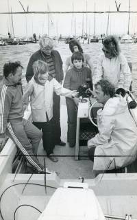 ARH Slg. Bartling 2436, Manfred Hundertmark, technischer Leiter, erläutert einer Gruppe von jungen Leuten die Technik im Cockpit eines Motorboots der DLRG am Stützpunkt am Weißen Berg, Mardorf, 1974