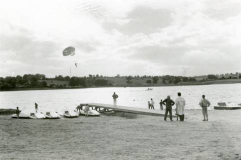 ARH Slg. Bartling 2438, Parasailing, Blick vom Ufer über die staunenden Zuschauer auf das Wasser des Steinhuder Meers (?), um 1974