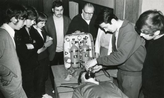 ARH Slg. Bartling 2439, Beatmung eines Patienten durch Sauerstoffzufuhr, DLRG-Lehrgangsteilnehmer als Umstand bei einer praktischen Übung in der Jugendherberge, Mardorf, 1971