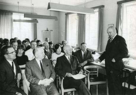 ARH Slg. Bartling 2445, Der Leiter des Katasteramtes Neustadt a. Rbge. Kuhn (r.) bei seiner Verabschiedung (?) von der versammelten Belegschaft, Neustadt a. Rbge., um 1972