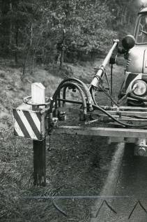 ARH Slg. Bartling 2452, Reinigung eines Leitpfostens (Begrenzungspfahls) durch ein pneumatisch betriebenes Zusatzgerät für den Unimog, Kreisstraßenmeisterei, Neustadt a. Rbge., 1973