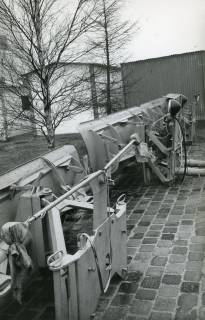 ARH Slg. Bartling 2453, Zwei an eine LKW-Front anbaubare Schneepflüge mit gerader Pflugschar, die auf einem Pflaster abgestellt wurden, Kreisstraßenmeisterei, Neustadt a. Rbge, 1973