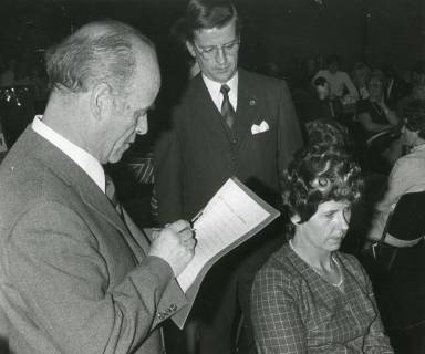 ARH Slg. Bartling 2460, Zwei Prüfer bewerten die Frisur einer Dame beim Wettbewerb der Friseure im Bürgersaal des FZZ, Neustadt a. Rbge., 1972