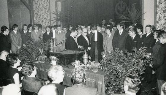 ARH Slg. Bartling 2462, Freiprechung der Lehrlinge (junge Männer und Frauen) durch den Kreishandwerksmeister Kurt Rehkopf (Mitte), Wunstorf, 1969