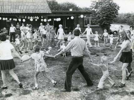 ARH Slg. Bartling 2479, Familien mit Kindern beim Ringelpiez auf dem Platz vor dem Jagdschießstand des Kreisjagdverbandes Neustadt a. Rbge. in der Schneerener Heide, Schneeren, 1973