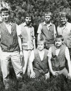 ARH Slg. Bartling 2487, Sechs jüngere Männer nebeneinander auf einer Waldlichtung, vier stehend bzw. zwei knieend, Kreisjägerschaft, um 1975