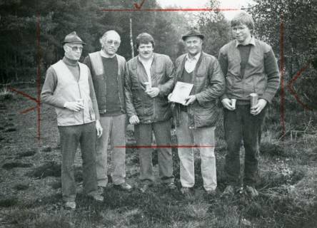 ARH Slg. Bartling 2488, Fünf Männer nebeneinander auf einer Waldlichtung stehend und Pokale in der Hand haltend, Kreisjägerschaft, um 1975