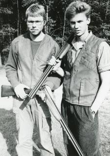ARH Slg. Bartling 2490, Zwei junge Jagdschützen mit lässig getragener Flinte (Carsten Sykosch und ... Harms), Kreisjägerschaft, Neustadt a. Rbge., um 1975