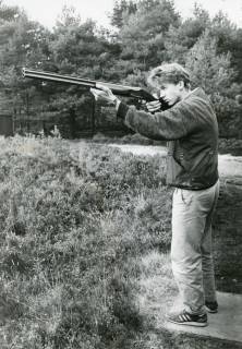 ARH Slg. Bartling 2491, Ein junger Tontaubenschütze auf dem Schießstand mit zum Schuss angelegter Flinte, Kreisjägerschaft, Schneeren, um 1975