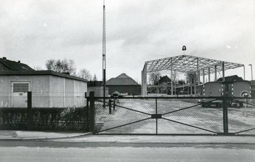 ARH Slg. Bartling 2496, Neue Lagerhalle, Sendemast und Schaltstation der Hannover-Braunschweigische Stromversorgungsaktiengesellschaft (HASTRA) Nienburger Straße, Neustadt a. Rbge., 1975