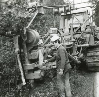 ARH Slg. Bartling 2501, Verlegung von HASTRA-Elektro-Kabel samt Trassenwarnband mithilfe eines Kabelpflugs (Kettenfahrzeug), Frontalansicht, Neustadt a. Rbge., um 1975
