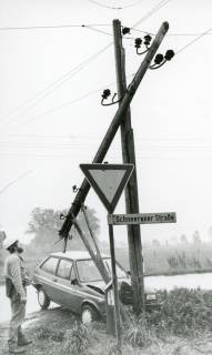 ARH Slg. Bartling 2506, Hölzerner Strommast, der an der Schneerener Straße durch einen von der Fahrbahn abgekommenen Pkw (Fiesta MK2) abgeknickt worden ist, Schneeren, um 1983