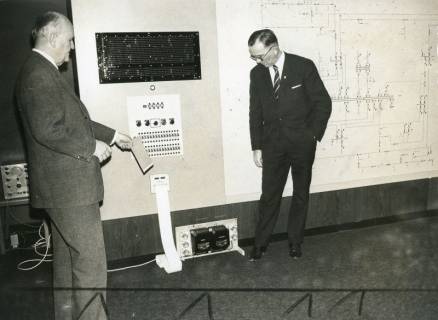 ARH Slg. Bartling 2507, Direktor Dipl. Ing. Bunte (l.) und Ing. Henze vor einer Kontrolltafel des Überlandwerks, 1971