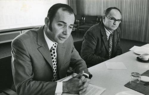 ARH Slg. Bartling 2511, Doppelporträt von HASTRA-Direktor Günter Kreker und Bürgermeister Herbert Gubba, beide im Büro hinter einem Tisch sitzend, Neustadt a. Rbge., 1973