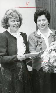 ARH Slg. Bartling 2521, Überreichung eines Blumenstraußes an eine Dame durch Monika Zettlitz, Neustadt a. Rbge., um 1974