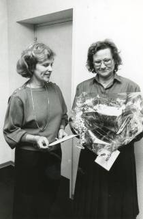 ARH Slg. Bartling 2522, Überreichung eines Blumenstraußes an eine Dame durch Monika Zettlitz, Neustadt a. Rbge., um 1974