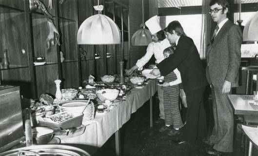 ARH Slg. Bartling 2528, Essenfassen am kalt-warmen Büffet der Werbegemeinschaft Neustadt in den Räumen des Hotels Scheve, Neustadt a. Rbge., 1972